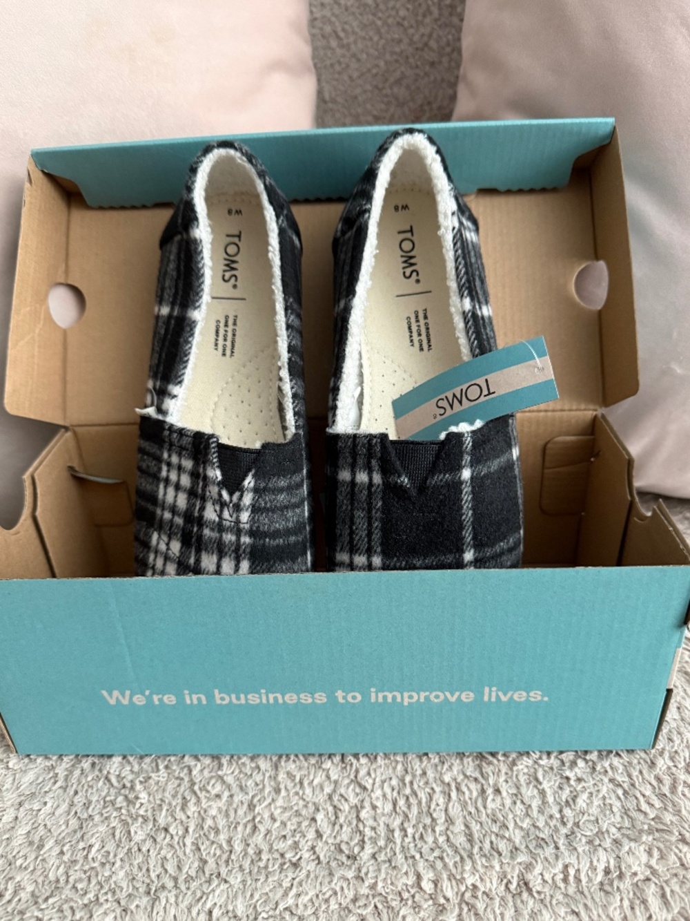 NWT TOMS Belmont Black/White Plaid Shearling- Size 8